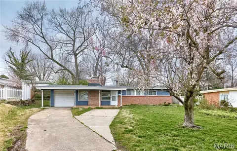 475 Countryside Dr, Florissant, MO 63033