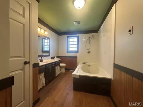 Bath - 17173 E Cedar Hills Dr, Dexter, MO 63841 photo 2 of 5