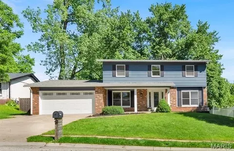 821 Laurel Ln, Saint Charles, MO 63301