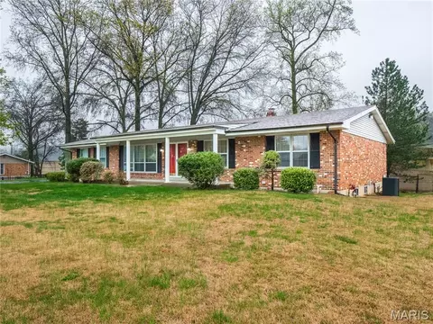 10636 Roanna Ln, Saint Louis, MO 63128