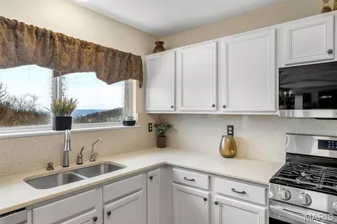 Kitchen - 679 Bluffs View Ct, Eureka, MO 63025 photo 2 of 3