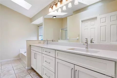 Bath - 679 Bluffs View Ct, Eureka, MO 63025 photo 4 of 5