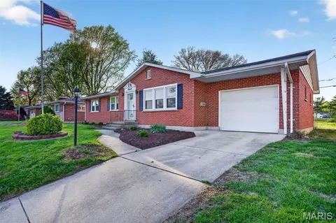 11 Elmwood Pl, Saint Charles, MO 63301
