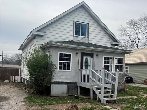 709 1st St, Gillespie, IL 62033