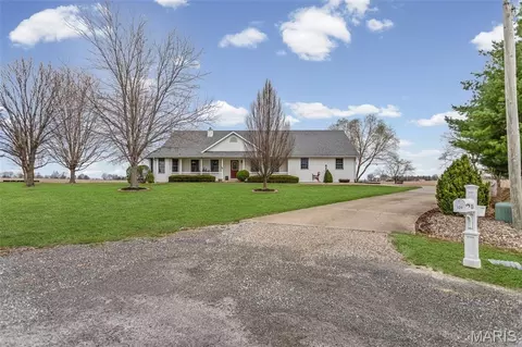 124 Evergreen Ct, Brighton, IL 62012