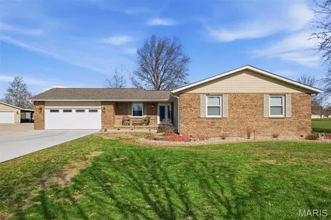 12801 Sarah Dr, Highland, IL 62249