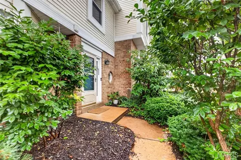 2039 Kentmore Ln, Chesterfield, MO 63017