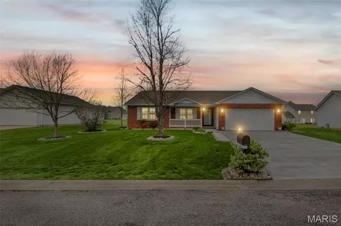 911 Bayberry Ln, Red Bud, IL 62278