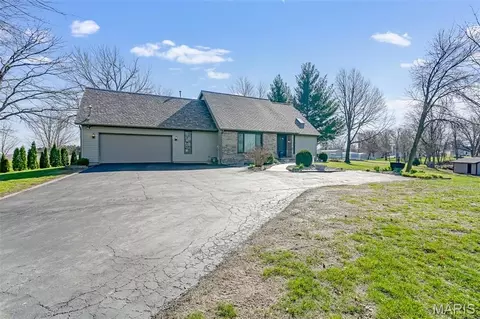 514 N West St, Raymond, IL 62560