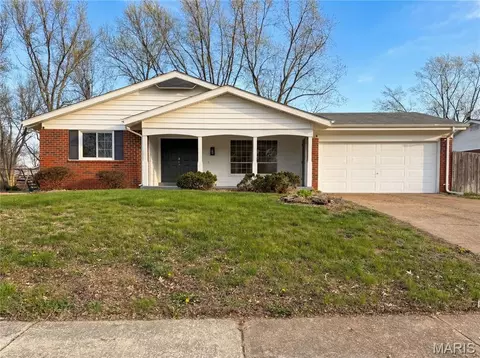 2940 Dover Dr, Florissant, MO 63033