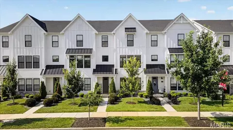 8933 Eager Rd, Saint Louis, MO 63144