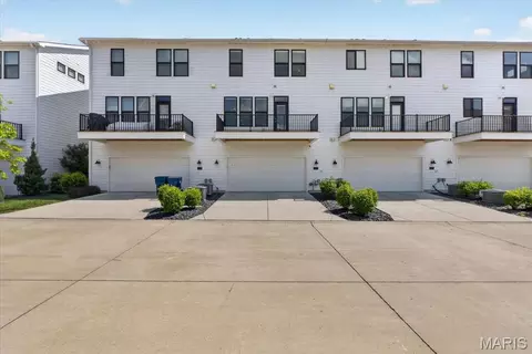 Exterior - 8933 Eager Rd, Saint Louis, MO 63144 photo 2 of 2