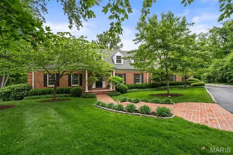 33 Gouvenor Ln, Ladue, MO 63124