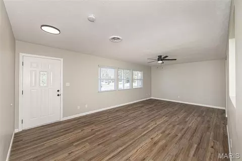 Living - 18 Golf Dr, Sullivan, MO 63080 photo 2 of 9