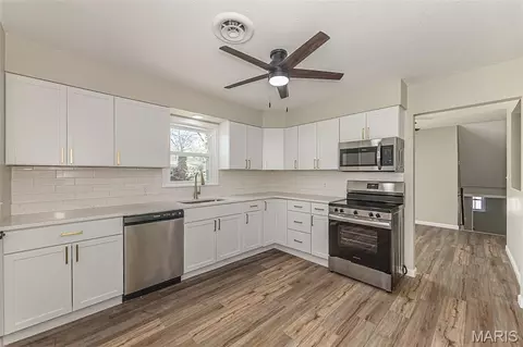 Kitchen - 18 Golf Dr, Sullivan, MO 63080 photo 2 of 2