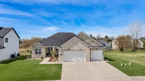 1619 Oglesby Dr, Edwardsville, IL 62025