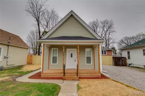 236 W Delmar Ave, Godfrey, IL 62035