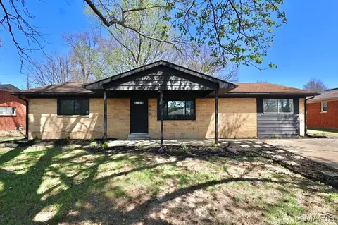 912 Peony Dr, Belleville, IL 62220