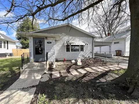 715 Springfield Rd, Gillespie, IL 62033