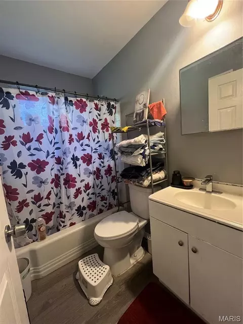 Bath - 9029 Cranberry Ln, Normandy, MO 63121 photo 1 of 1