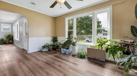 Entry Way - 437 W 8th St, Hermann, MO 65041 photo 2 of 8