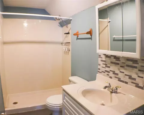 Bath - 437 W 8th St, Hermann, MO 65041 photo 4 of 4