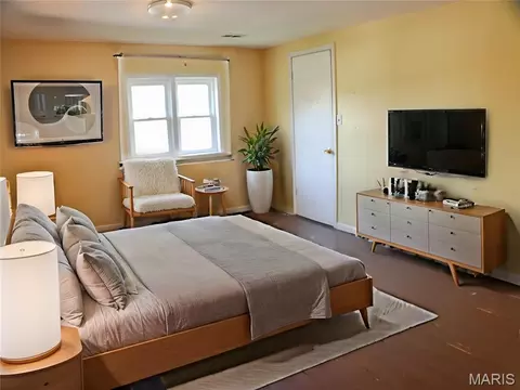 Bedroom - 437 W 8th St, Hermann, MO 65041 photo 7 of 8