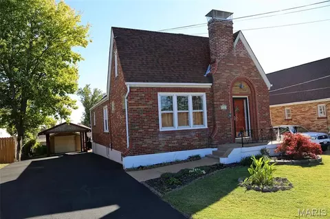 9702 Sterling Pl, Saint Louis, MO 63123