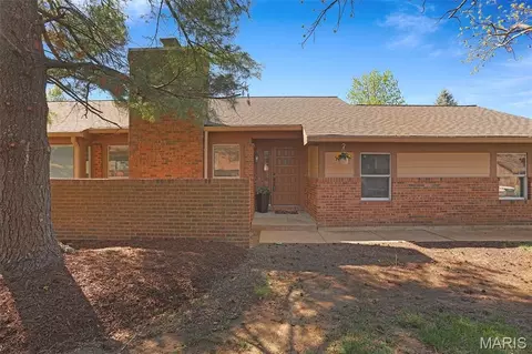 1038 King Henry Ct, Saint Louis, MO 63141