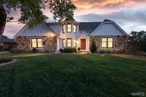 5276 Bloomfield Dr, Saint Louis, MO 63129