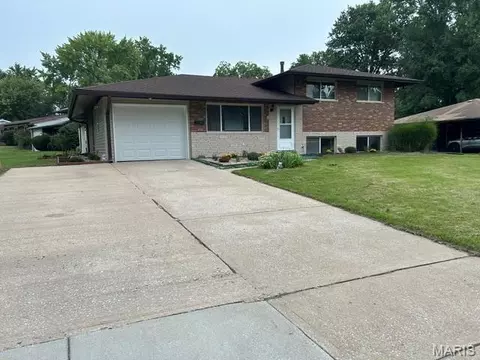1925 Apple Blossom Ct, Florissant, MO 63031