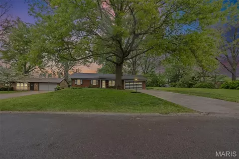 9 Beth Ann Dr, Belleville, IL 62221