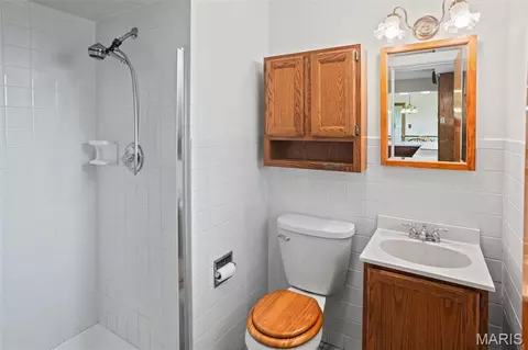 Bath - 9 Beth Ann Dr, Belleville, IL 62221 photo 1 of 4