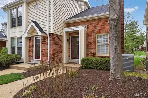 1038 Brooksgate Manor Dr, Kirkwood, MO 63122