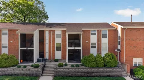 1986 Greenpoint Dr #303, Kirkwood, MO 63122