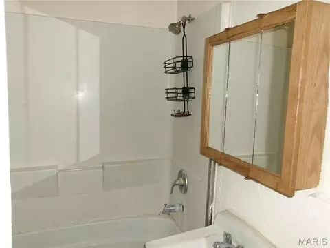 Bath - 318 Euclid Ave, Sullivan, MO 63080 photo 1 of 2