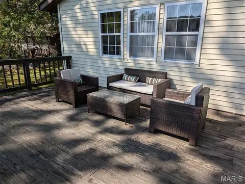 697 Parkers Lake Dr, Perryville, MO 63775