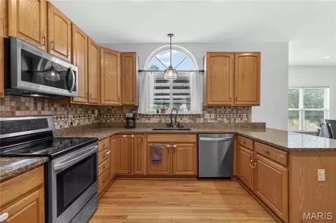 Kitchen - 863 Emerald Oaks Ct, Eureka, MO 63025 photo 3 of 4