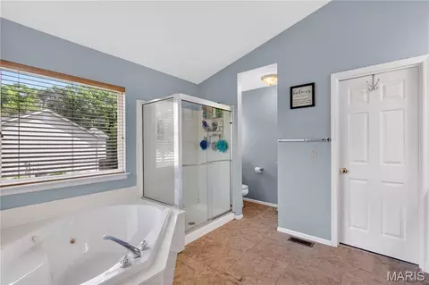 Bath - 863 Emerald Oaks Ct, Eureka, MO 63025 photo 4 of 5