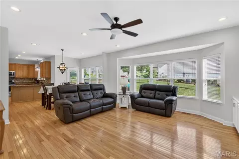 Living - 863 Emerald Oaks Ct, Eureka, MO 63025 photo 3 of 4