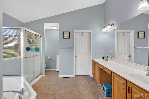 Bath - 863 Emerald Oaks Ct, Eureka, MO 63025 photo 3 of 5