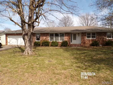 811 Richards Dr, Mountain Grove, MO 65711