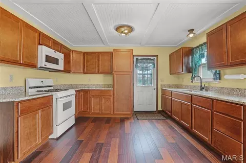 Kitchen - 829 Edward St, Saint Libory, IL 62282 photo 2 of 2
