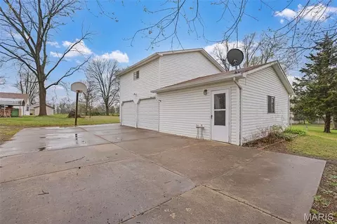 Exterior - 829 Edward St, Saint Libory, IL 62282 photo 6 of 8