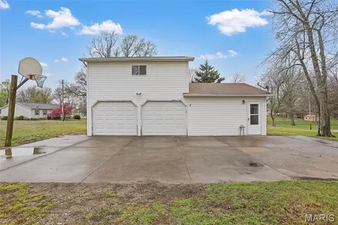 Exterior - 829 Edward St, Saint Libory, IL 62282 photo 5 of 8