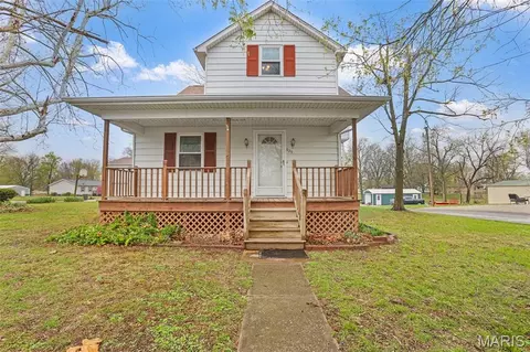 Exterior - 829 Edward St, Saint Libory, IL 62282 photo 2 of 8