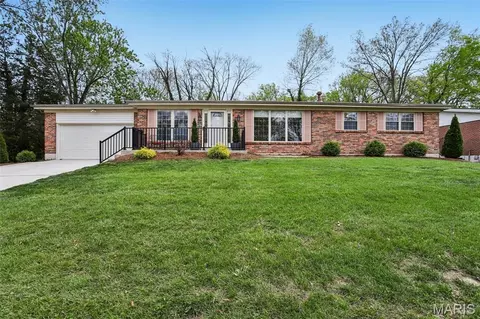 9616 Yorkshire Estates Dr, Crestwood, MO 63126