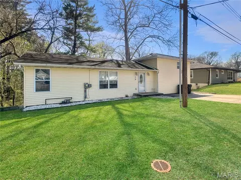 14 Charles Dr, Caseyville, IL 62232