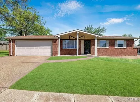 2652 Carousel Dr, Saint Louis, MO 63125