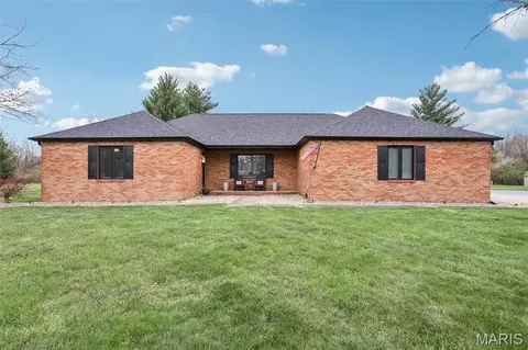 74 Horseshoe Ln, Litchfield, IL 62056